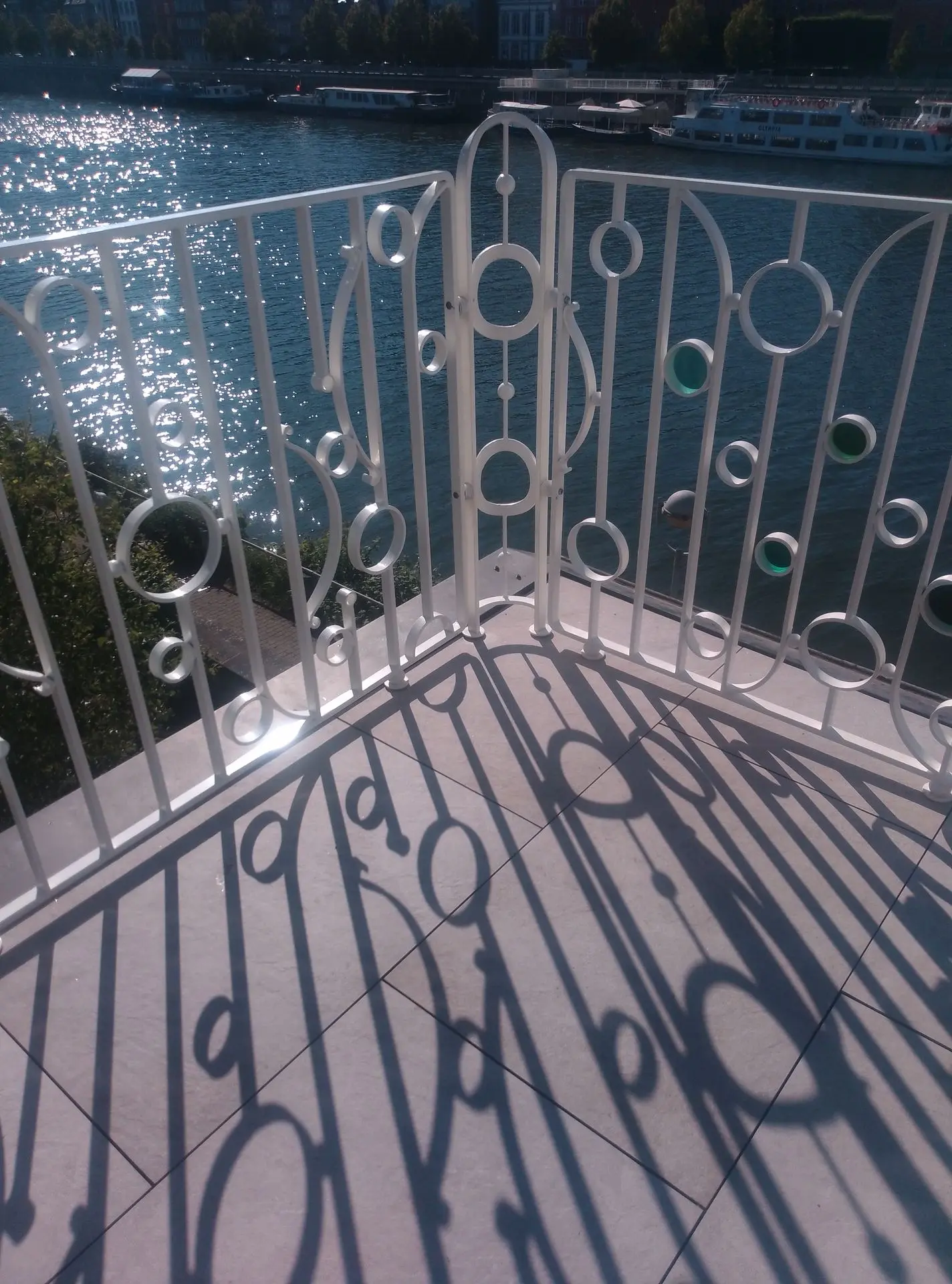 Garde-corps unique pour la Villa Balat (B&amp;B Jambes) associant métal et verres