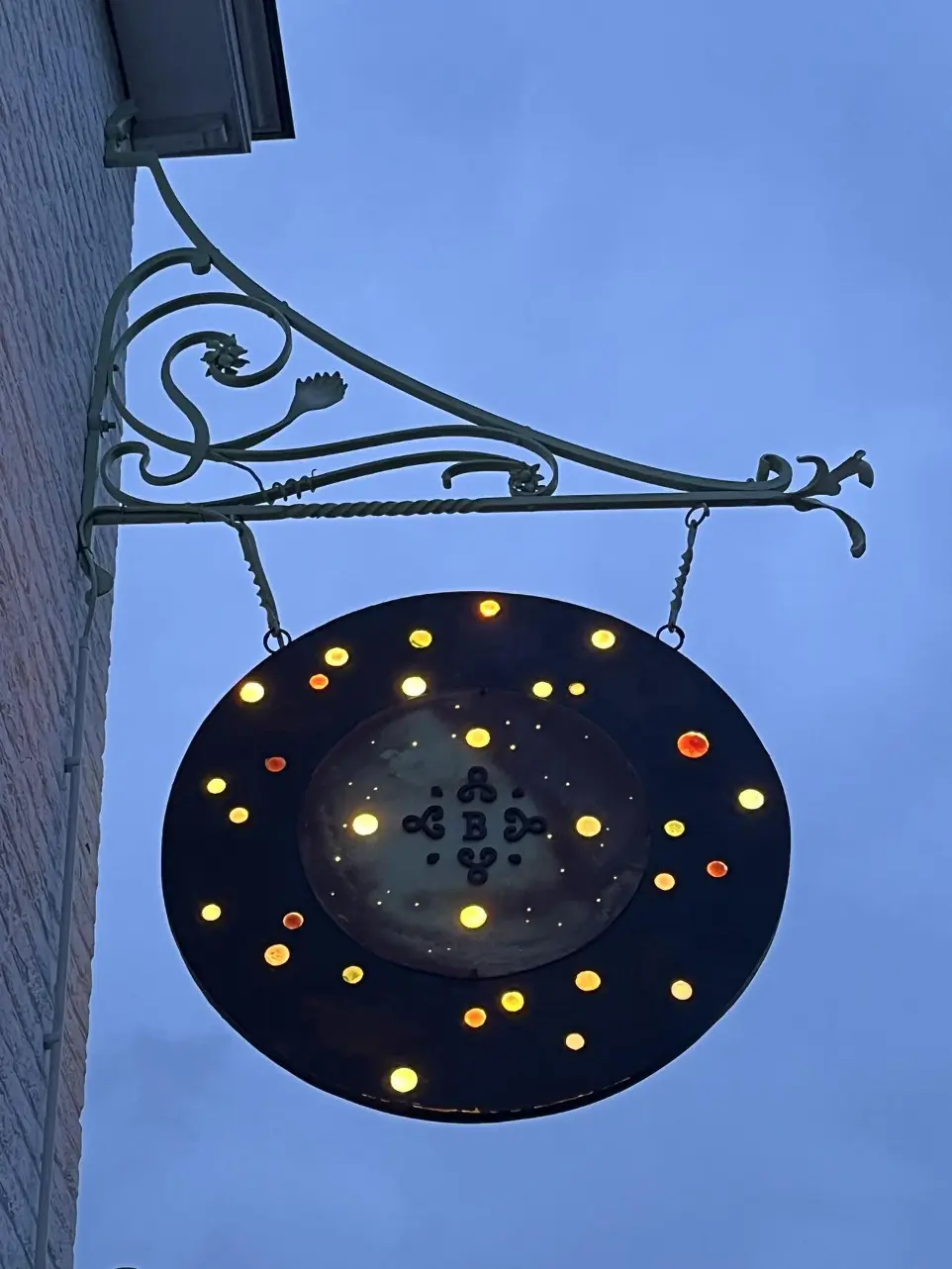 Création originale et unique de l'enseigne lumineuse du B&amp;B Villa Balat associant métal et cabochons de verres