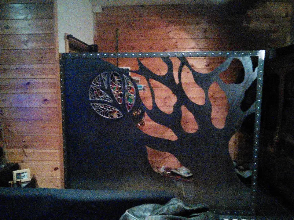 Création d'un claustra de séparation en métal avec insert d'un vitrail arborescent