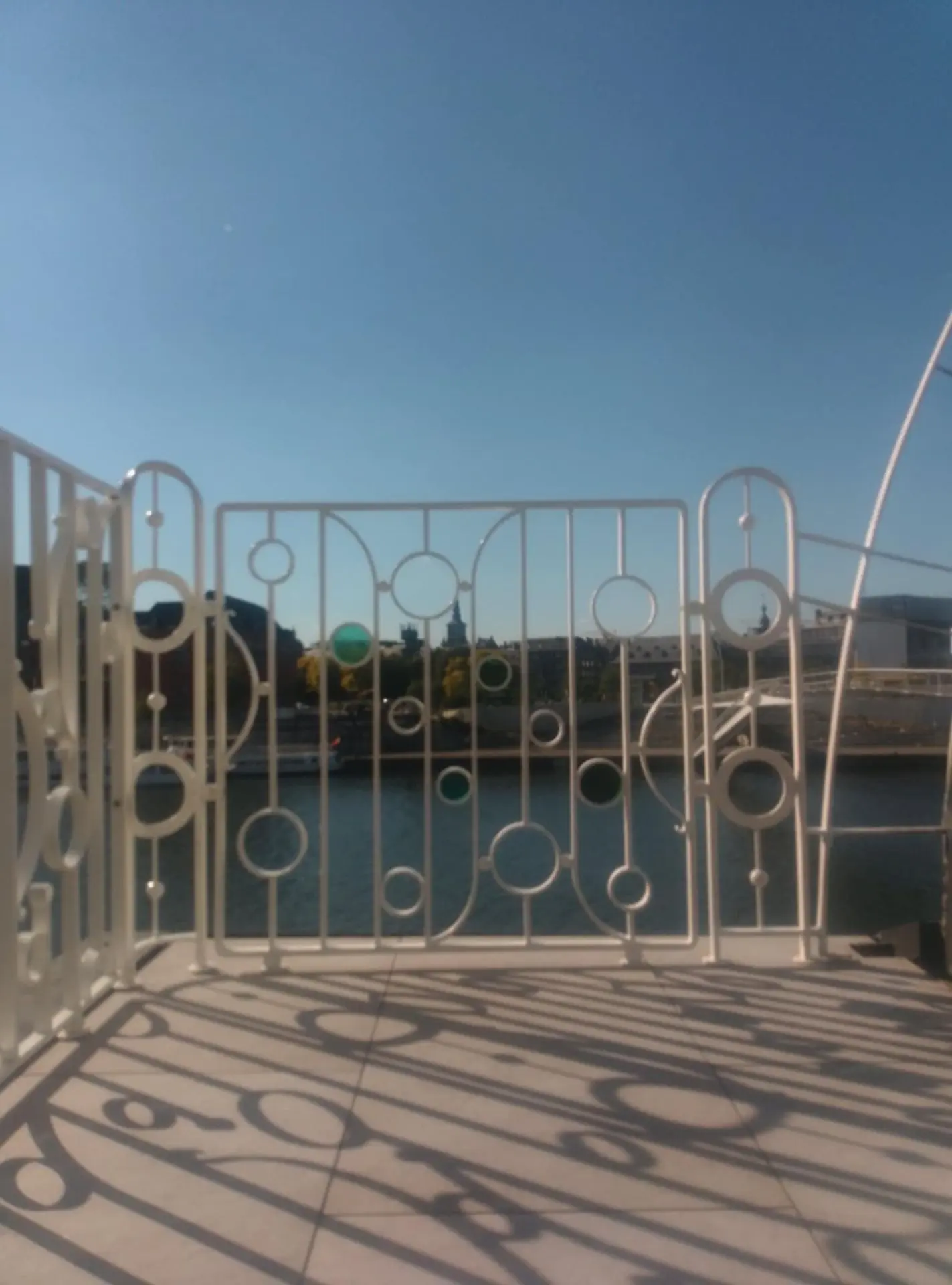 Garde-corps unique pour la Villa Balat (B&amp;B Jambes) associant métal et verres