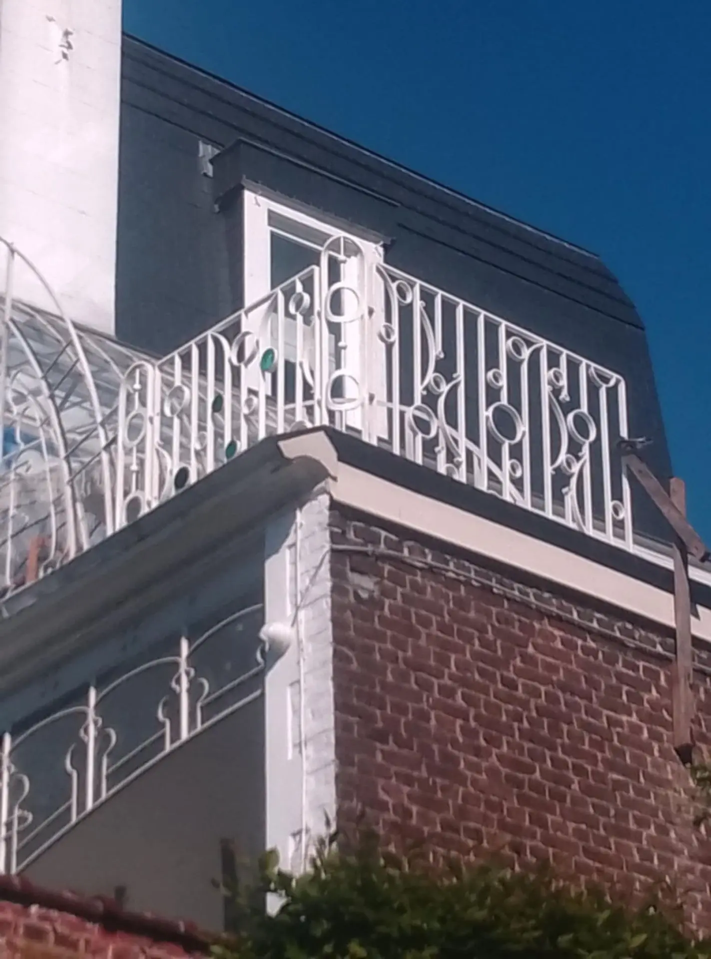 Garde-corps unique pour la Villa Balat (B&amp;B Jambes) associant métal et verres